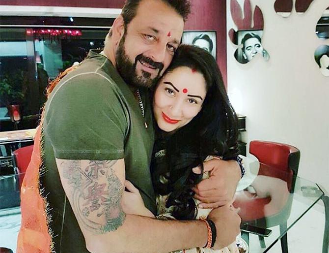 SEE PIC: Wife recognition Dutt wishes Sanjay Dutt to give 'such' award! | SEE PIC : पत्नी मान्यता दत्तने ‘अशा’ अंदाजात दिल्या संजय दत्तला शुभेच्छा!! SEE PIC: Wife recognition Dutt wishes Sanjay Dutt to give 'such' award! | SEE PIC : पत्नी मान्यता दत्तने ‘अशा’ अंदाजात दिल्या संजय दत्तला शुभेच्छा!!