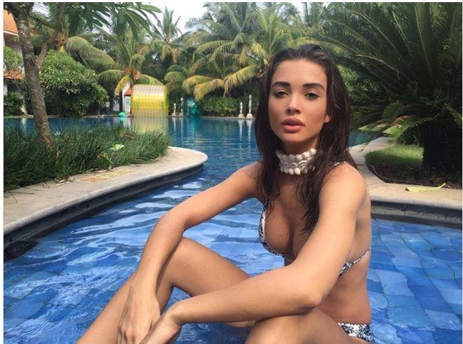 Amy Jackson's hot paycheck! | एमी जॅक्सनच्या हॉट अदा पाहाच !