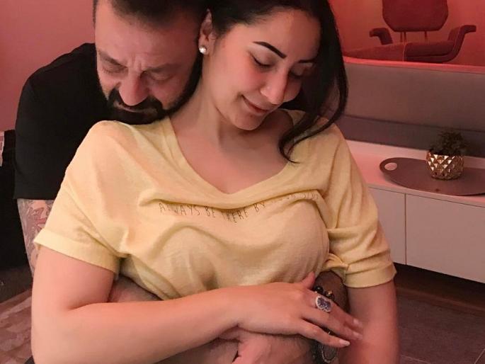 4 am ROMANCE CLICK: Sanjay Dutt gets recognition at 4 o'clock! | 4 am ROMANCE CLICK : पहाटे ४ वाजता संजय दत्तला आले मान्यतावर प्रेम!! 4 am ROMANCE CLICK: Sanjay Dutt gets recognition at 4 o'clock! | 4 am ROMANCE CLICK : पहाटे ४ वाजता संजय दत्तला आले मान्यतावर प्रेम!!