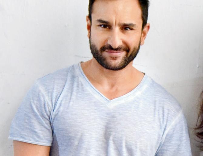 Saif is teaching 'Perfect'! | सैफ शिकवतोय परफेक्ट ‘पाऊट’!