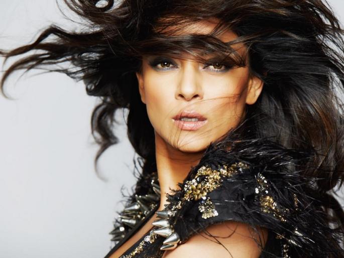 OMG !! What does Sushmita Sen show on T-shirt? | OMG!! ​टी-शर्ट वर करून काय दाखवतेयं सुश्मिता सेन?