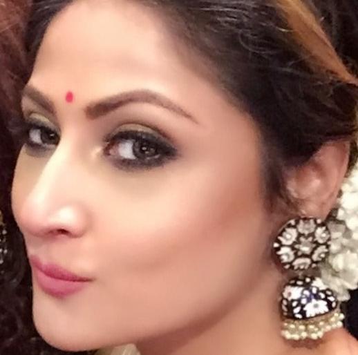 What is the secret of this photo maze of Urvashi Dholakiya? | उर्वशी ढोलकियाच्या या फोटोमागचं गुपित काय?