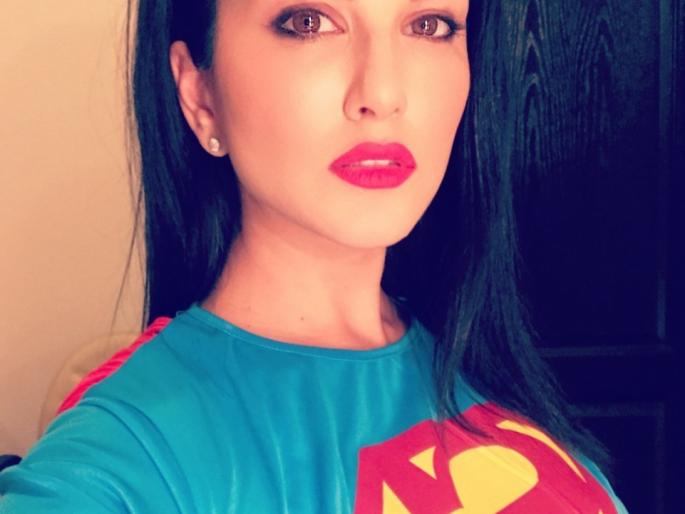 Sunny Leone says, 'Do not panic Supervious is ready for your protection'! | सनी लिओनी म्हणतेय, ‘घाबरू नका सुपरवुमेन तुमच्या रक्षणासाठी सज्ज आहे’!
