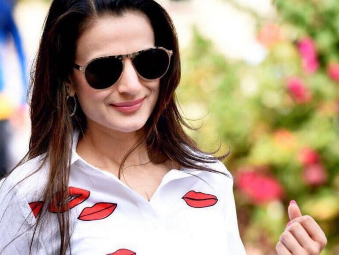 Ameesha Patel works with 'He' instead of films Troll again !! | ​चित्रपटांऐवजी ‘हे’ काम करतेयं अमिषा पटेल! पुन्हा झाली ट्रोल!!