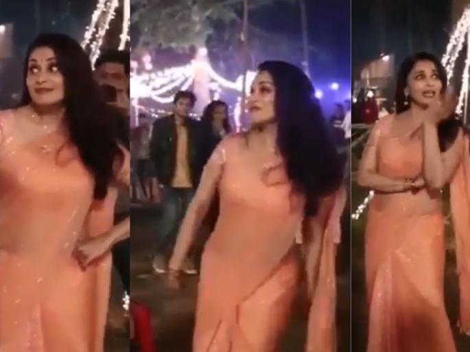 24 years later Madhuri Dixit took the lead on her song 'Ho Chali Me' with her sister! | २४ वर्षांनंतर माधुरी दीक्षितने बहिणीसोबत ‘लो चली मैं’ या गाण्यावर धरला ठेका! 24 years later Madhuri Dixit took the lead on her song 'Ho Chali Me' with her sister! | २४ वर्षांनंतर माधुरी दीक्षितने बहिणीसोबत ‘लो चली मैं’ या गाण्यावर धरला ठेका!