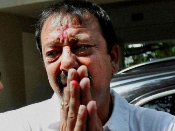 ... that memories make Sanjay Dutt still cry! | ...त्या आठवणीने संजय दत्तला आजही रडू कोसळते! ... that memories make Sanjay Dutt still cry! | ...त्या आठवणीने संजय दत्तला आजही रडू कोसळते!