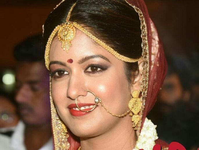 See pics: Kapil Sharma's heroine Ishita Dutta gets stuck in marriage! 10 years old married actress !! | See pics : कपिल शर्माची हिरोईन इशिता दत्ता अडकली लग्नबंधनात! १० वर्षे मोठ्या अभिनेत्याशी केले लग्न!! See pics: Kapil Sharma's heroine Ishita Dutta gets stuck in marriage! 10 years old married actress !! | See pics : कपिल शर्माची हिरोईन इशिता दत्ता अडकली लग्नबंधनात! १० वर्षे मोठ्या अभिनेत्याशी केले लग्न!!