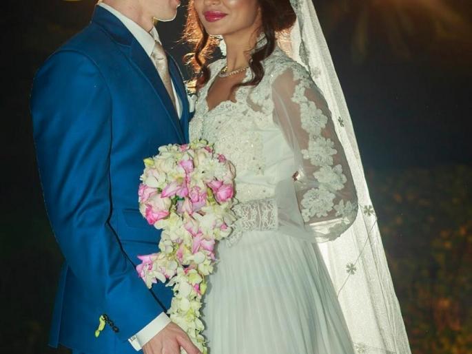 pics: Do not forget to see Ashok Gordia and Brent Goble's Catholic Marriage! | pics : आक्षका गोरडिया व ब्रेंट गोबल यांच्या ‘कॅथलिक मॅरेज’चे पाहायला विसरू नका! pics: Do not forget to see Ashok Gordia and Brent Goble's Catholic Marriage! | pics : आक्षका गोरडिया व ब्रेंट गोबल यांच्या ‘कॅथलिक मॅरेज’चे पाहायला विसरू नका!