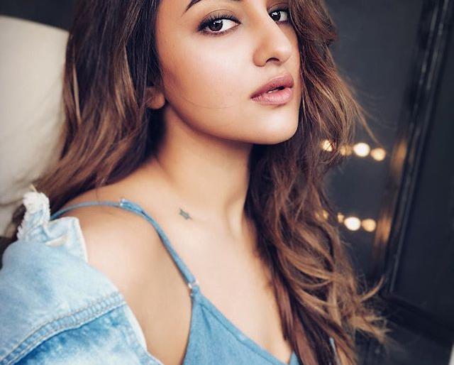 Sonakshi Sinha's photo taken in Thailand is viral, but why? | सोनाक्षी सिन्हाचे थायलॅण्डमधील फोटो झाले व्हायरल, पण का? Sonakshi Sinha's photo taken in Thailand is viral, but why? | सोनाक्षी सिन्हाचे थायलॅण्डमधील फोटो झाले व्हायरल, पण का?