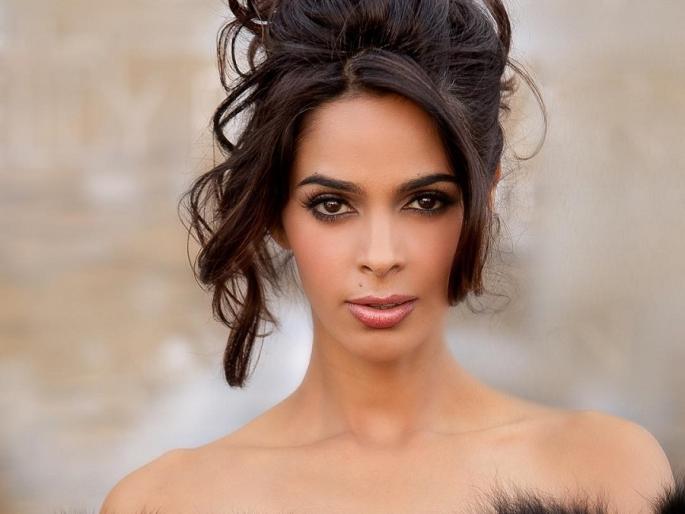 Mallika Sherawat and her boyfriend come on the road? Homeowner has not paid rent ?? | ​मल्लिका शेरावत व तिचा बॉयफ्रेन्ड आलेत रस्त्यावर ? भाडे न दिल्याने घरमालकाने हाकलले??