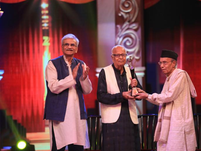 Veteran dramatist Ramkrishna Nayak is given a lifetime achievement award | ज्येष्ठ नाट्यनिर्माते रामकृष्ण नायक यांना जीवनगौरव पुरस्कार Veteran dramatist Ramkrishna Nayak is given a lifetime achievement award | ज्येष्ठ नाट्यनिर्माते रामकृष्ण नायक यांना जीवनगौरव पुरस्कार