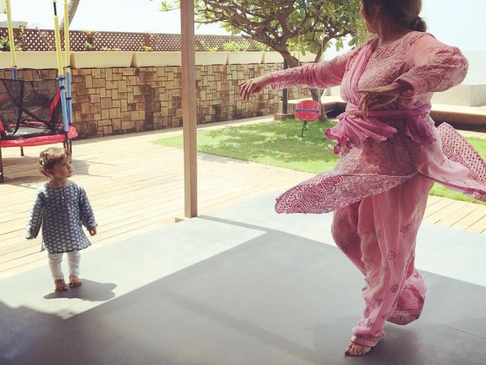 Shahid Kapoor's Chimukli Mishra is taking grandmother's dance lessons, see photo! | शाहिद कपूरची चिमुकली मिशा आजीकडून घेत आहे नृत्याचे धडे, पाहा फोटो! Shahid Kapoor's Chimukli Mishra is taking grandmother's dance lessons, see photo! | शाहिद कपूरची चिमुकली मिशा आजीकडून घेत आहे नृत्याचे धडे, पाहा फोटो!