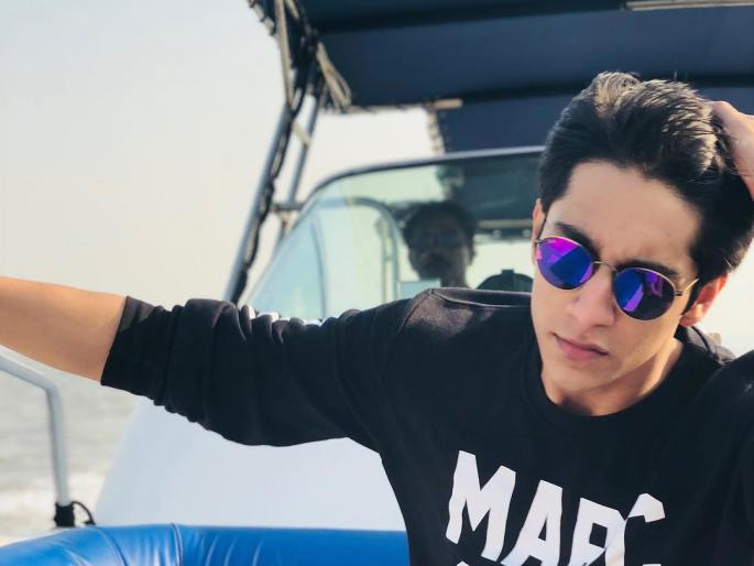 Chunky Pandey's nephew is following Shah Rukh Khan, see Shah Rukh's dance songs! | शाहरूख खानला फॉलो करतोय चंकी पांडेचा पुतण्या, पाहा शाहरूखच्या एका गाण्यावरील डान्स!