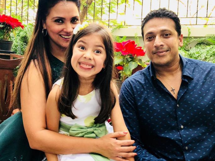 Mimi Lara looks at Dutta's feet, but the step of sinful Saira, see the photo! | मम्मी लारा दत्ताच्या नव्हे तर पापाच्या पावलावर पाऊल टाकताना दिसली चिमुकली सायरा, पाहा फोटो! Mimi Lara looks at Dutta's feet, but the step of sinful Saira, see the photo! | मम्मी लारा दत्ताच्या नव्हे तर पापाच्या पावलावर पाऊल टाकताना दिसली चिमुकली सायरा, पाहा फोटो!