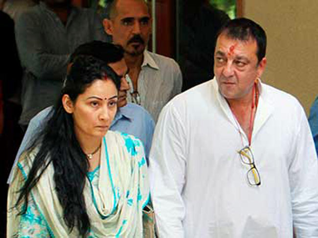 Junk in jail handed over to wife | ​ पत्नीच्या हाती दिली तुरुंगातील कमाई
