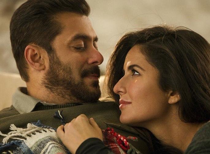 WATCH: Salman Khan and Katrina Kaif have seen coffee from a single cup in front of hundreds of media cameras. | WATCH : मीडियाच्या शेकडो कॅमे-यांसमोर एकाच कपातून कॉफी पितांना दिसले सलमान खान अन् कॅटरिना कैफ! WATCH: Salman Khan and Katrina Kaif have seen coffee from a single cup in front of hundreds of media cameras. | WATCH : मीडियाच्या शेकडो कॅमे-यांसमोर एकाच कपातून कॉफी पितांना दिसले सलमान खान अन् कॅटरिना कैफ!