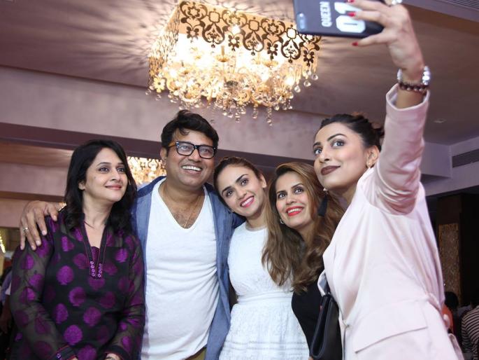 A party of such artists, in front of the photo | अशी रंगली या कलाकारांची पार्टी,समोर आले फोटो A party of such artists, in front of the photo | अशी रंगली या कलाकारांची पार्टी,समोर आले फोटो