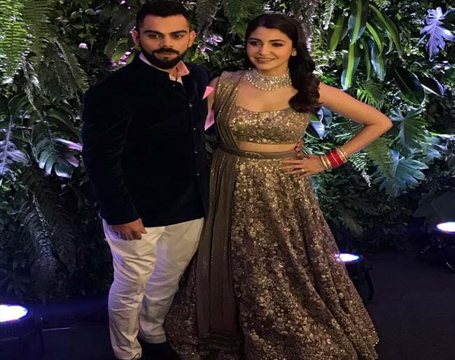 #Virushka Reception: Anubhav in the blue quote, Ankaska appeared in a bodice and shirt, see photo! | #Virushka Reception : ब्लू कोटमध्ये विराट, तर चोळी अन् लहंगामध्ये दिसली अनुष्का, पाहा फोटो!