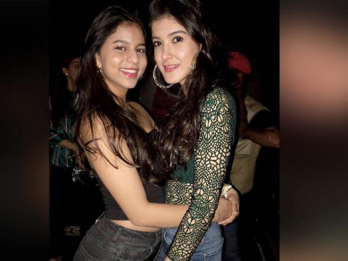 Shahrukh's Lake Suhana Khan is getting photographed with her bestie! | शाहरूखची लेक सुहाना खानचा तिच्या बेस्टीसोबतचा फोटो होतोय व्हायरल!