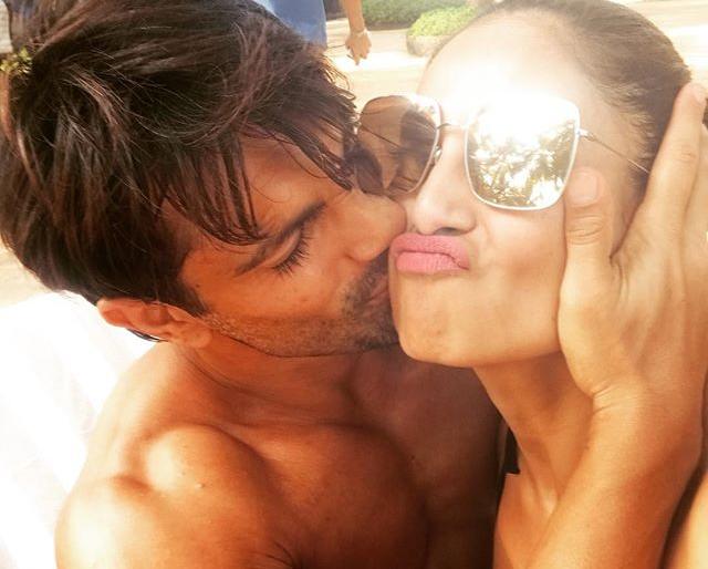 Karan Singh Grover in Goa celebrates birthday with Bipasha Basu, see photo! | गोव्यात करण सिंग ग्रोव्हरने पत्नी बिपाशा बसूसोबत साजरा केला वाढदिवस, पाहा फोटो! Karan Singh Grover in Goa celebrates birthday with Bipasha Basu, see photo! | गोव्यात करण सिंग ग्रोव्हरने पत्नी बिपाशा बसूसोबत साजरा केला वाढदिवस, पाहा फोटो!