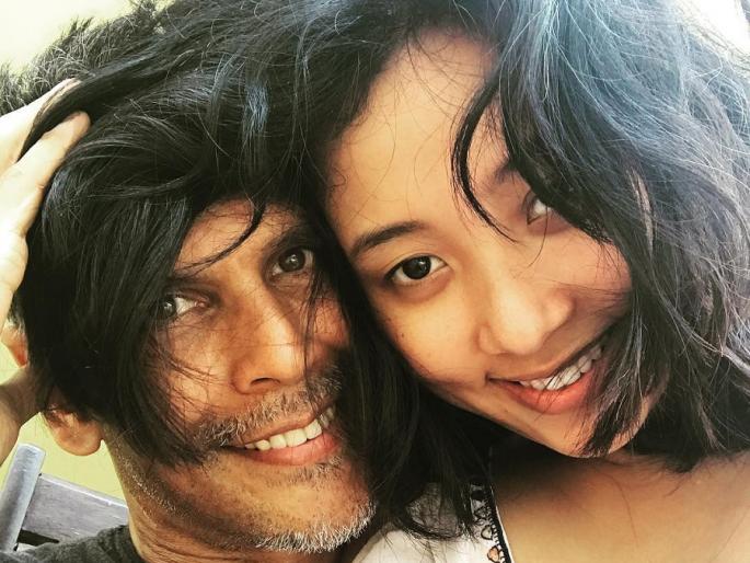Milind Soman has made a mistake! The ring in the finger of the girlfriends !! | ​मिलिंद सोमणने केला साखरपुडा! गर्लफ्रेन्डच्या बोटात दिसली अंगठी!!