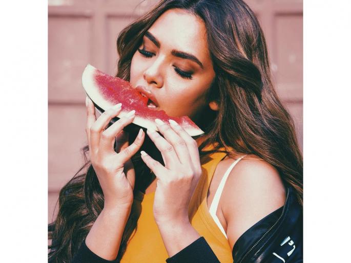 Isha secretly shared photos of watermelon, but wrote captions pomegranate! | ईशा गुप्ताने टरबूज खातानाचा फोटो केला शेअर, पण कॅप्शनमध्ये लिहिले डाळिंब! Isha secretly shared photos of watermelon, but wrote captions pomegranate! | ईशा गुप्ताने टरबूज खातानाचा फोटो केला शेअर, पण कॅप्शनमध्ये लिहिले डाळिंब!