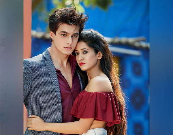 'What is this relation?' Do you see couples' seizing photoshoots? | 'ये रिश्ता क्या कहलाता है' कपलचे सिजलिंग फोटोशूट तुम्ही पाहिलेत का?