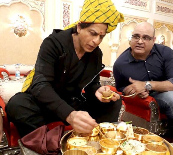 SEE PICS: Abhay ... Shahrukh Khan took a lot of gold in the dish! | SEE PICS : अबब... शाहरूख खानने चक्क सोन्याच्या ताट्यात घेतला महाराजा थाळीचा आस्वाद! SEE PICS: Abhay ... Shahrukh Khan took a lot of gold in the dish! | SEE PICS : अबब... शाहरूख खानने चक्क सोन्याच्या ताट्यात घेतला महाराजा थाळीचा आस्वाद!