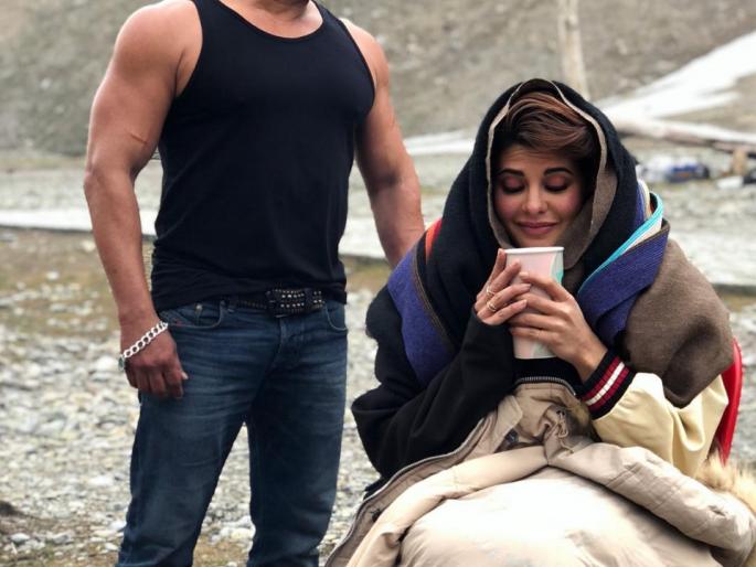 Salman Khan looks cooler than Junkley and Banyan Dashing! | थंडीने कुडकुडत आहे जॅकलीन, तर बनियानवर डॅशिंग अंदाजात दिसला सलमान खान!!