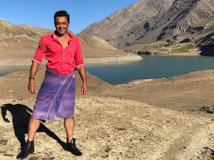 Forced to jump in cold water; Then Bobby Deol has caught Luke! | थंडगार पाण्यात उडी मारण्यास केले मजबूर; मग बॉबी देओलने धारण केला असा लूक! Forced to jump in cold water; Then Bobby Deol has caught Luke! | थंडगार पाण्यात उडी मारण्यास केले मजबूर; मग बॉबी देओलने धारण केला असा लूक!