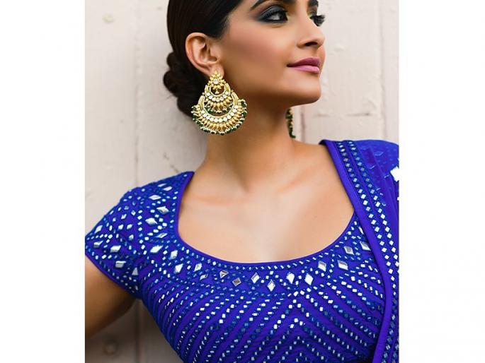 Sonam Kapoor made photoshoot a few days before the wedding; A blue look! | लग्नाच्या काही दिवस अगोदरच सोनम कपूरने केले फोटोशूट; निळ्या रंगाच्या लहंग्यात खुलले रूप! Sonam Kapoor made photoshoot a few days before the wedding; A blue look! | लग्नाच्या काही दिवस अगोदरच सोनम कपूरने केले फोटोशूट; निळ्या रंगाच्या लहंग्यात खुलले रूप!