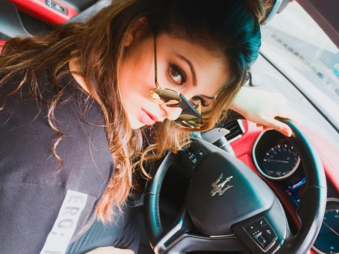 Urvashi Rautel's car was seen by the fans in the photo of 'These' songs, her sweetness, see photo! | उर्वशी रौतेलाचे कारमधील ‘हे’ फोटो बघून चाहत्यांनी गायिले तिचे गोडवे, पाहा फोटो!