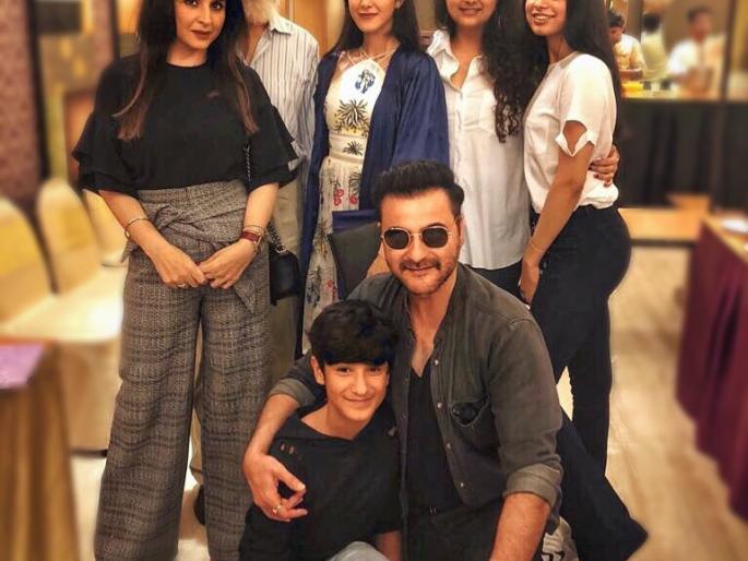 Shanya Kapoor Graduate; Celebration done by Kapoor family! | शनाया कपूर झाली ग्रॅज्यूएट; कपूर परिवाराने केले असे सेलिब्रेशन! Shanya Kapoor Graduate; Celebration done by Kapoor family! | शनाया कपूर झाली ग्रॅज्यूएट; कपूर परिवाराने केले असे सेलिब्रेशन!