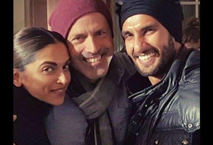 Ranveer-Deepika's Valentine's Day Special | रणवीर-दीपिकाचा व्हॅलेंटाईन डे झाला स्पेशल Ranveer-Deepika's Valentine's Day Special | रणवीर-दीपिकाचा व्हॅलेंटाईन डे झाला स्पेशल