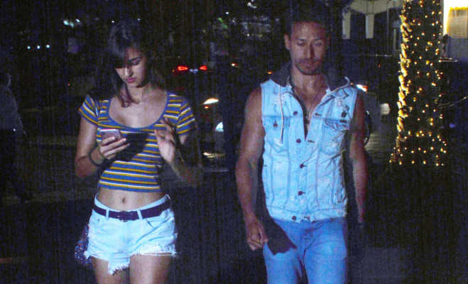 Boyfriend Tiger Shroff is busy looking into mobile, Patni, see video! | बॉयफ्रेंड टायगर श्रॉफला सोडून मोबाइलमध्ये व्यस्त दिसली दिशा पाटनी, पाहा व्हिडीओ! Boyfriend Tiger Shroff is busy looking into mobile, Patni, see video! | बॉयफ्रेंड टायगर श्रॉफला सोडून मोबाइलमध्ये व्यस्त दिसली दिशा पाटनी, पाहा व्हिडीओ!