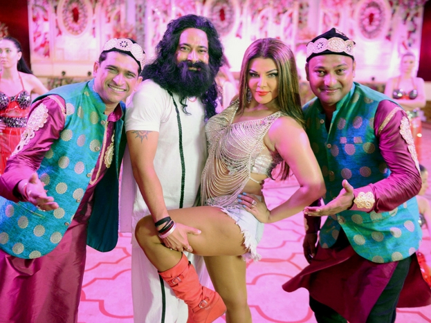 Honeypreet made Rakhi Sawant with Baba Thamke, see photos! | हनीप्रीत बनलेल्या राखी सावंतसोबत बाबाने लावले ठुमके, पहा फोटो! Honeypreet made Rakhi Sawant with Baba Thamke, see photos! | हनीप्रीत बनलेल्या राखी सावंतसोबत बाबाने लावले ठुमके, पहा फोटो!