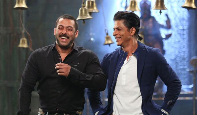 When a boy asked Shah Rukh Khan, 'Is Salman your brother?', Then Shah Rukh replied. | जेव्हा एका मुलाने शाहरूख खानला विचारले ‘सलमान तुझा भाऊ आहे ना?’ तेव्हा शाहरूखने हे उत्तर दिले!! When a boy asked Shah Rukh Khan, 'Is Salman your brother?', Then Shah Rukh replied. | जेव्हा एका मुलाने शाहरूख खानला विचारले ‘सलमान तुझा भाऊ आहे ना?’ तेव्हा शाहरूखने हे उत्तर दिले!!