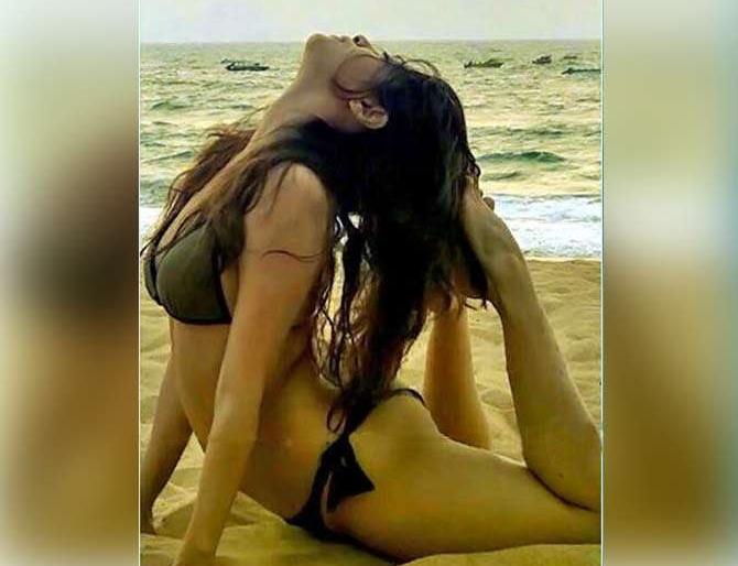 Actor acted as 'Yoga' while doing hot yoga in Goa beach; Removed photo by the husband! | गोव्याच्या बीचवर हॉट योगा करताना दिसली ‘ही’ अभिनेत्री; पतीनेच काढला फोटो!