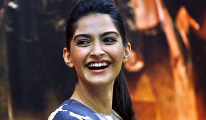 See Video: ... So Sonam Kapoor says 'Giraffe'! | See Video : ...तर यामुळे सोनम कपूरला म्हणतात ‘जिराफ’! See Video: ... So Sonam Kapoor says 'Giraffe'! | See Video : ...तर यामुळे सोनम कपूरला म्हणतात ‘जिराफ’!