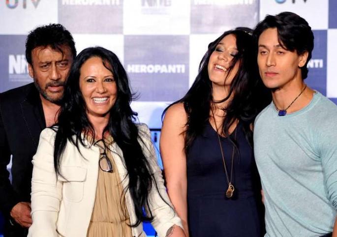 Tiger Shroff's mother named Ram Gopal Verma; Sister and grandfather Jackie Shroff did the same! | टायगर श्रॉफच्या मम्मीने राम गोपाल वर्माला म्हटले कुत्रा; बहीण आणि पप्पा जॅकी श्रॉफनेही केला पलटवार!