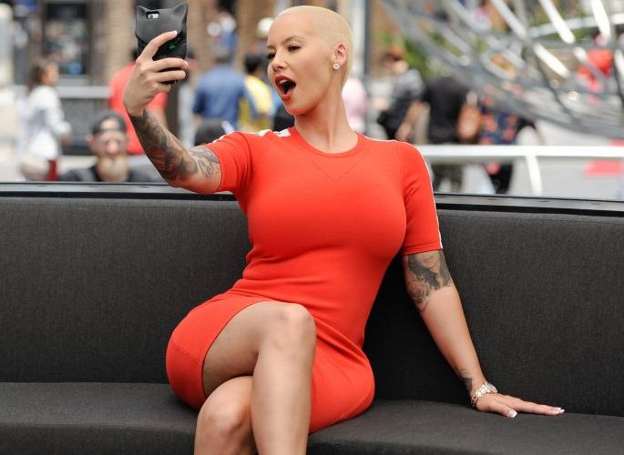 Amber Rose took a break from social media | एम्बर रोजने सोशल मीडियापासून घेतला ब्रेक Amber Rose took a break from social media | एम्बर रोजने सोशल मीडियापासून घेतला ब्रेक