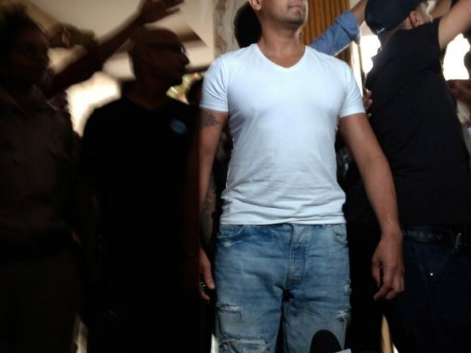 Sonu Nigam's answer to fatwa of Maulvi; Mumar from Munde's friend | मौलवीच्या फतव्याला सोनू निगमचे उत्तर; मुस्लिम मित्राकडून केले मुंडण!!
