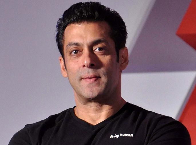 Viral Video: What Is It? The torn genes got torn down and started fluttering Salman Khan! | Viral Video: हे काय? फाटलेली जीन्स आणखी फाडली अन् चघळू लागला सलमान खान!