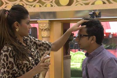 Loopa became a new hairstylist for the new year | नवीनसाठी लोपा बनली हेअर स्टायलिस्ट