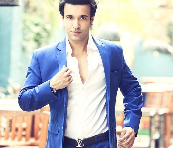 TV actor Amir Ali celebrates his birthday on the birthday, watch the video! | टीव्ही अभिनेता आमीर अलीने रस्त्यावर रात्र काढून साजरा केला वाढदिवस, पहा व्हिडीओ!