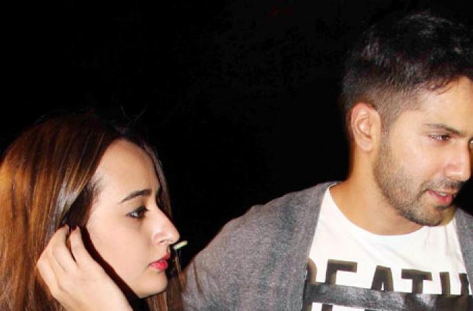 Old party with girlfriends Natasha ... | गर्लफ्रेंड नताशासोबत वरूणची पार्टी...