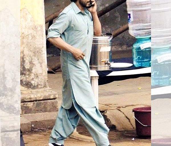 Shah Rukh Khan's 'Rais' Look | शाहरुखचा 'रईस' लूक Shah Rukh Khan's 'Rais' Look | शाहरुखचा 'रईस' लूक
