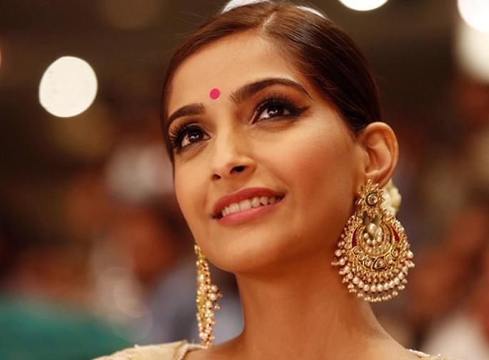 Sonam Kapoor discloses ban; 'I'm more concerned about personal life' | सोनम कपूरने केला खुलासा; ‘वैयक्तिक आयुष्याबद्दल मी जास्तच कॉन्शियस’ Sonam Kapoor discloses ban; 'I'm more concerned about personal life' | सोनम कपूरने केला खुलासा; ‘वैयक्तिक आयुष्याबद्दल मी जास्तच कॉन्शियस’