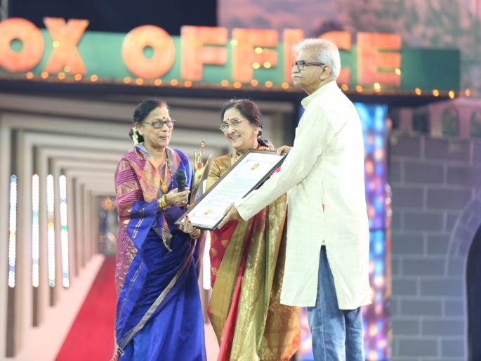 Asha Kale and Madhu Kambikar honored the 'Jeevan Gaurav' award | आशा काळे आणि मधू कांबीकर ‘जीवन गौरव’ पुरस्काराच्या मानकरी Asha Kale and Madhu Kambikar honored the 'Jeevan Gaurav' award | आशा काळे आणि मधू कांबीकर ‘जीवन गौरव’ पुरस्काराच्या मानकरी