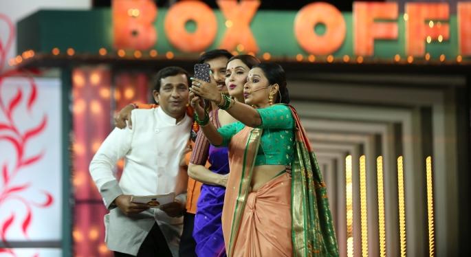 Madhuri has given a nice push to Zee Chintan Gaurav awards! | झी चित्र गौरव पुरस्कारांमध्ये माधुरीने कलाकारांना दिला सुखद धक्का! Madhuri has given a nice push to Zee Chintan Gaurav awards! | झी चित्र गौरव पुरस्कारांमध्ये माधुरीने कलाकारांना दिला सुखद धक्का!